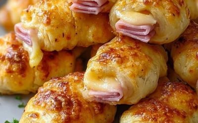 Ces feuilletés jambon – fromage sont irrésistibles : délicieusement croustillants à l’extérieur et fondants à l’intérieur. Parfaits en apéritif, en en-cas , en entrée ou même au petit-déjeuner. Rapides à préparer, ils font toujours l’unanimité.  Ingrédients 1 rouleau de pâte feuilletée fraîche  150 g de jambon cuit (tranché)  150-200 g de kaas (emmental, gouda de mozzarella)  1 œuf (battu, pour dorer)  Poivre noir (facultatif)  Origan ou thym séchés (facultatif)  Méthode de préparation :