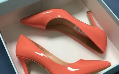 Ma belle-mère m’a donné des chaussures d’anniversaire-quelque chose m’a gratté le pied jusqu’à ce que je soulève la semelle donc pour mon anniversaire, ma belle — mère, qui me déteste honnêtement, m’a donné une paire de chaussures. Je pensais que c’était bizarre parce qu’elle ne me donnait jamais de cadeaux et qu’elle n’était pas particulièrement favorable à moi. Les chaussures étaient belles et je ne voulais pas contrarier mon mari, alors j’ai décidé de les garder pour moi. Environ une semaine plus tard, j’ai fait un voyage d’affaires dans un autre état et j’ai pensé que je mettrais mes chaussures. Mais en parcourant l’aéroport, j’ai remarqué qu’une chaussure était trop serrée. “Ils sont tous les deux de la même taille, donc ça ne peut pas être comme ça.” Ensuite, lors de la vérification de la sécurité, j’ai dû les retirer pour les placer sur le scanner. L’officier s’est approché et a dit: “Madame, Il y a quelque chose dans l’une de vos chaussures. Pourriez-vous soulever l’INSERT?”À ce stade, les choses me semblaient vraiment étranges. Quand j’ai sorti la semelle intérieure, j’ai finalement compris pourquoi ma belle – mère “attentionnée” m’avait donné ces chaussures-et pourquoi elles étaient inconfortables. Le policier m’a sérieusement regardé et m’a demandé: “Madame, pourriez-vous expliquer cela?”.