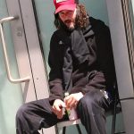 « Certains le qualifient d’incassable » : pourquoi Keanu Reeves vit-il comme une personne ordinaire malgré une fortune de 400 millions de dollars ?