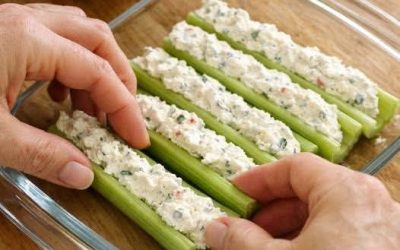 Pack bâtonnets de céleri avec cette garniture crémeuse pour une partie de traiter vous allez continuer à atteindre pour encore et encore.