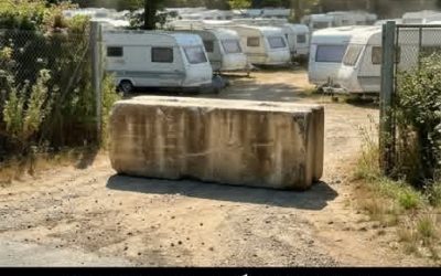 Son terrain squatté : il empêche les occupants de partir en installant un énorme bloc de béton