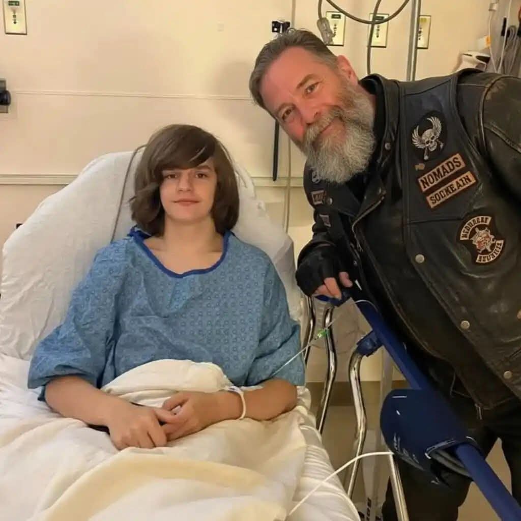 Le Motard Qui A Frappé Mon Fils A Visité Chaque Jour Jusqu’À Ce Que Mon Fils S’Est Réveillé Et A Dit Un Mot