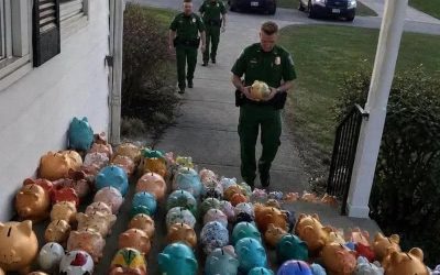 Ma 6-année-vieux fils a vidé sa tirelire pour aider nos personnes âgées voisin quand sa maison est allée sombre, mais le lendemain matin, notre cour a été couvert avec des tirelires, des voitures de patrouille ont bloqué la rue, et un officier m’a remis un rouge tirelire avec une guerre:ning: “Briser cette ouverture.”