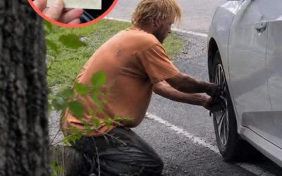 Un Homme sans-abri M’a Aidé à Changer un Pneu à Plat sur la Route 9 Où Mon Fils a Disparu il Y a 20 Ans – Ce qu’Il a Laissé sur Mon Siège Passager M’a Amené à Mes Genoux