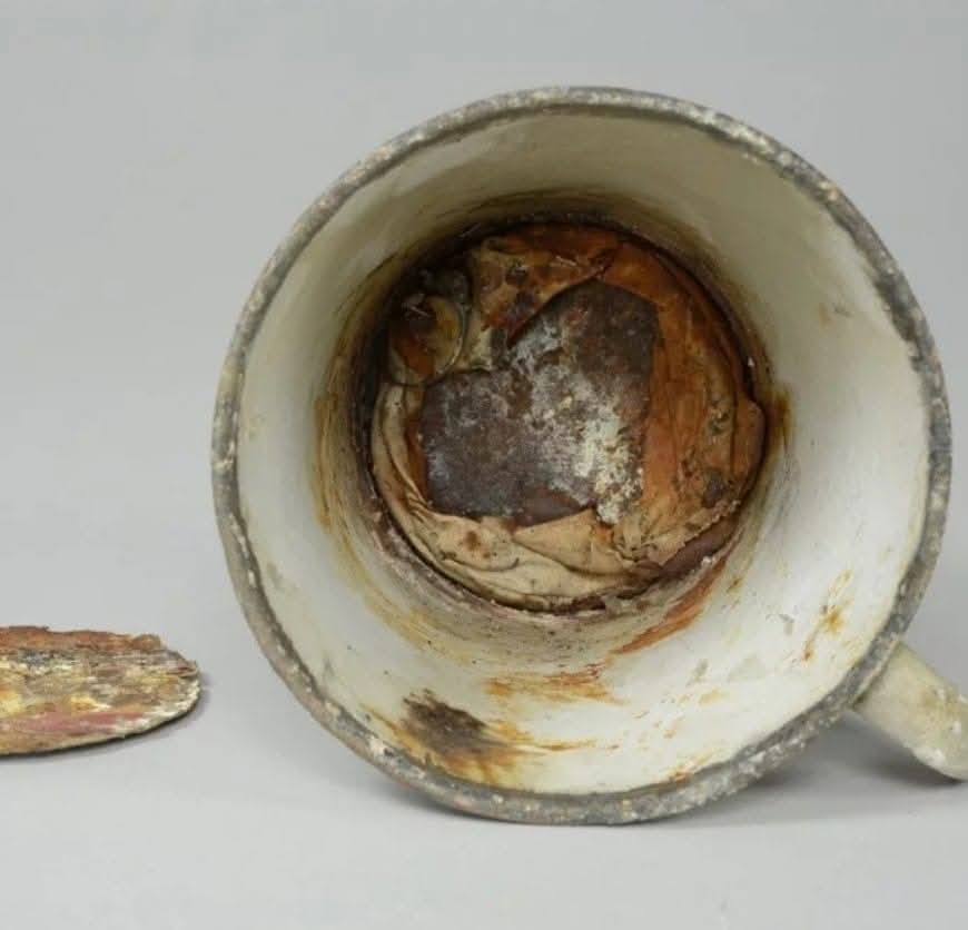 Soixante-dix ans après son installation au musée d’Auschwitz, une tasse se désagrège et libère un secret bouleversant