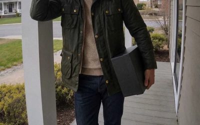 Je Nourris Mon Fils du Voisin Presque Tous les Jours tout au Long de Ses Années d’Enfance – 20 Ans plus Tard, Il Était sur Mon Porche avec une Boîte