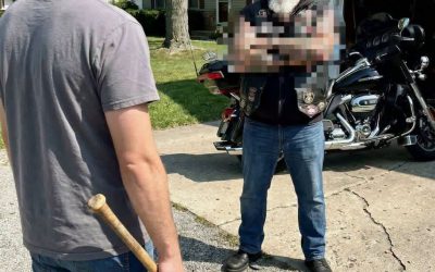J’ai apporté une batte de baseball pour affronter le motard qui avait été harceler ma fille. J’ai quitté son allée vingt minutes plus tard, à pleurer si fort, je ne pouvais pas conduire.